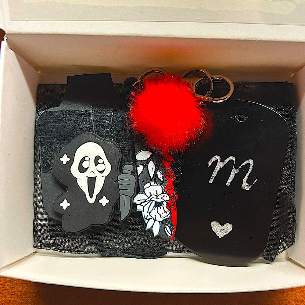 Randomized Gibit + Keychain with engraved dog tag box